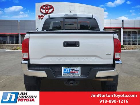 Used 2017 Toyota Tacoma SR5 w/ Tow Package image 7