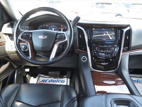 Used 2019 Cadillac Escalade Luxury AWD/4WD image 22