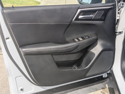 Used 2024 Mitsubishi Outlander SE Black Edition FWD image 11