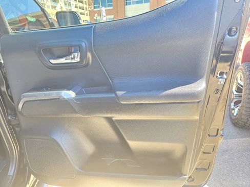 Used 2018 Toyota Tacoma TRD Sport w/ Technology Package image 33