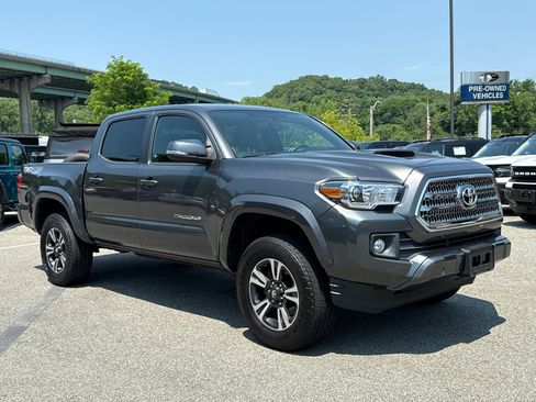 Used 2017 Toyota Tacoma TRD Sport w/ Tow Package (A/T) AWD/4WD image 1