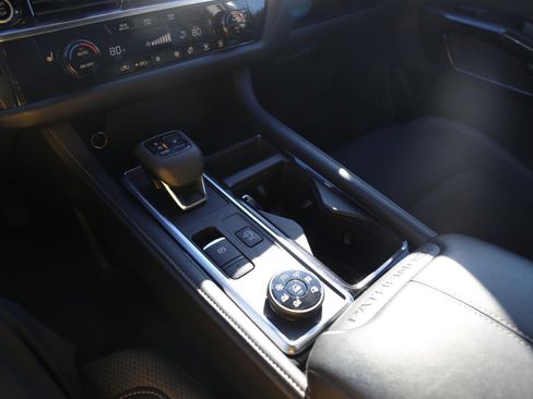 Used 2024 Nissan Pathfinder SV image 19