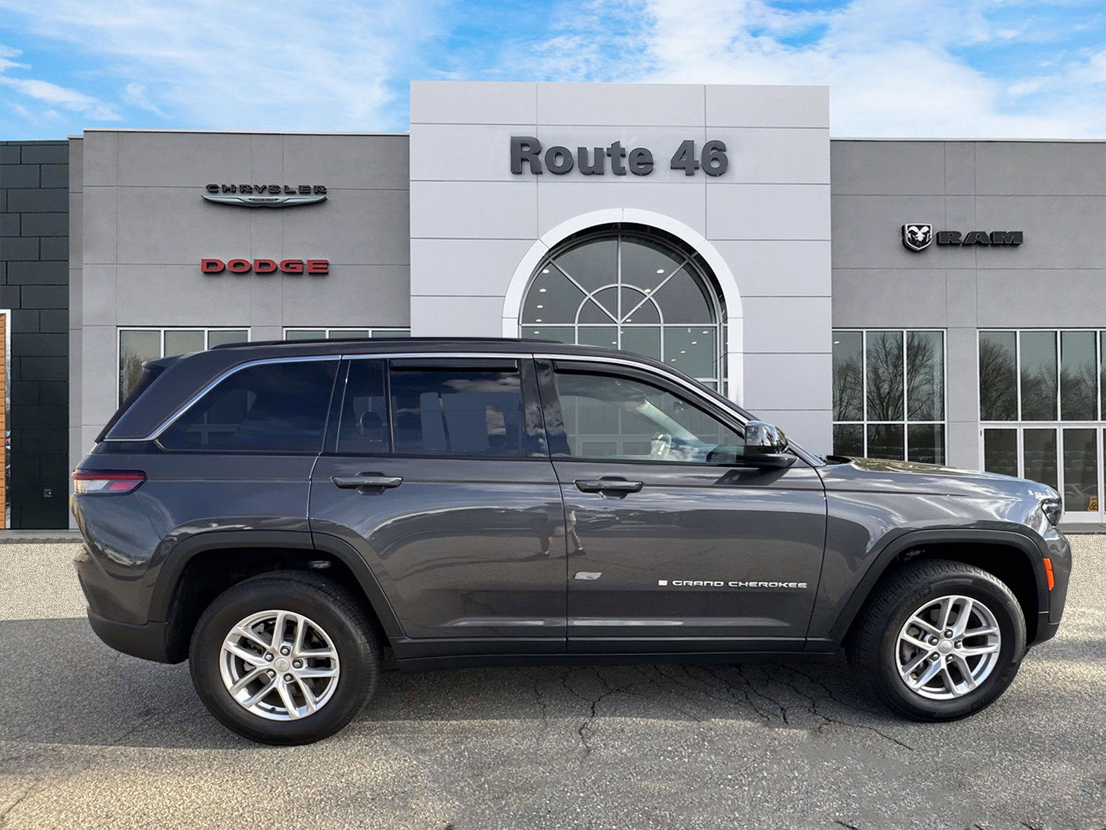 Used 2025 Jeep Grand Cherokee Laredo X w/ Luxury Tech Group I AWD/4WD image 6