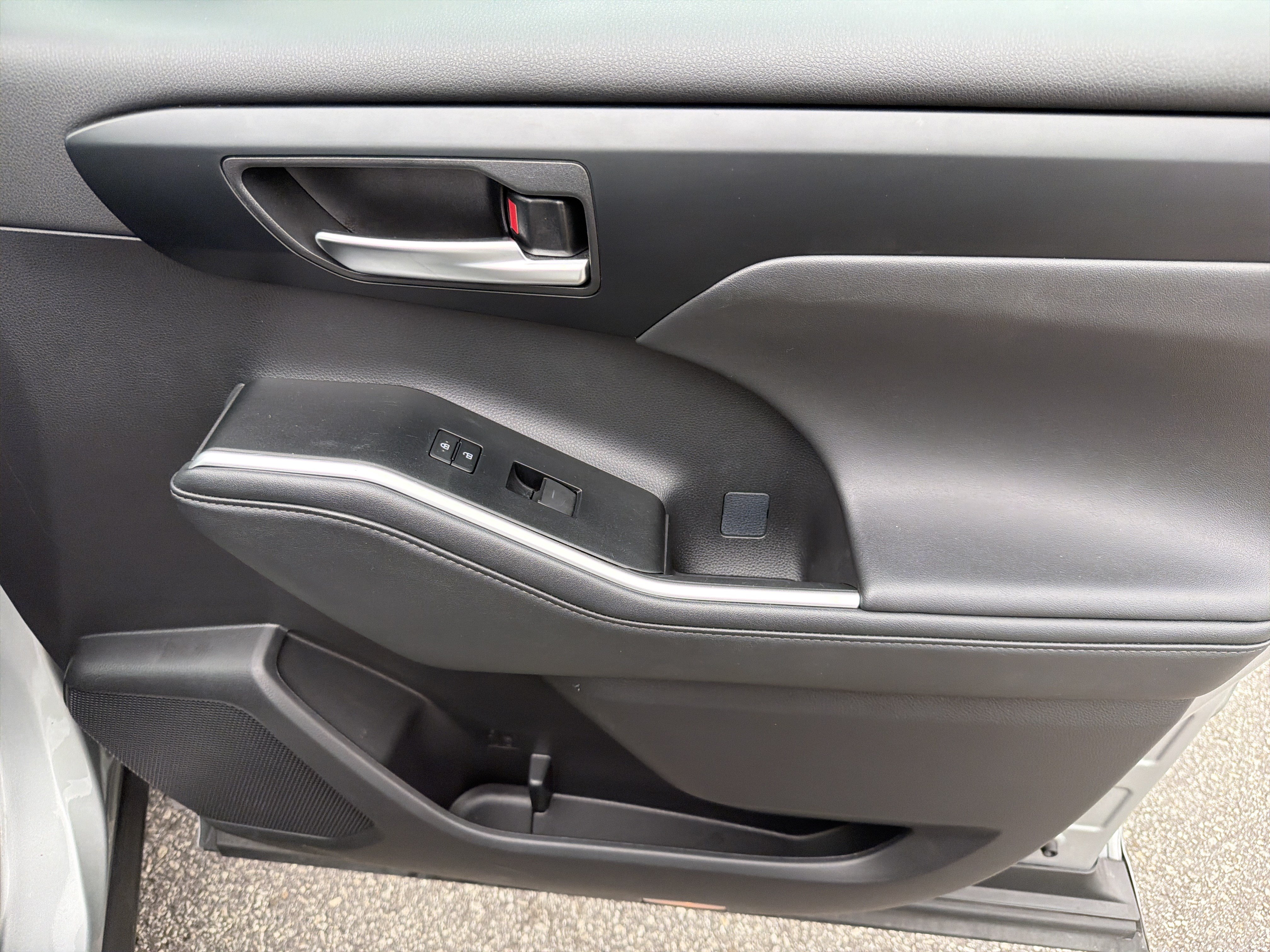 Certified 2025 Toyota Highlander XLE FWD image 24