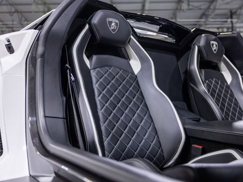 Used 2019 Lamborghini Aventador S image 36