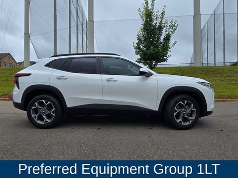Used 2025 Chevrolet Trax LT w/ Driver Confidence Package FWD image 2