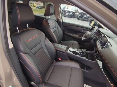 Used 2025 Nissan Rogue SV image 28