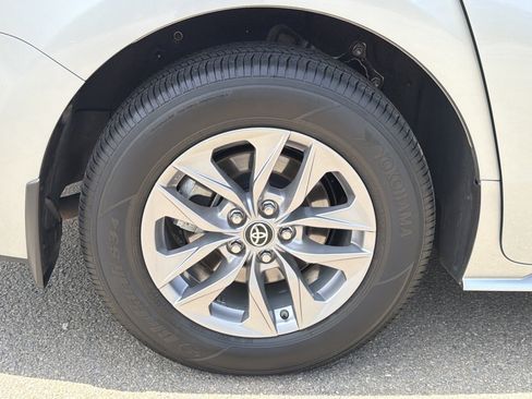 Used 2025 Toyota Sienna XLE w/ XLE Plus Package FWD image 18