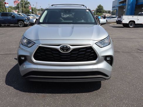 Used 2022 Toyota Highlander XLE AWD/4WD image 38