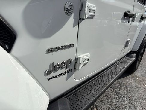 Used 2018 Jeep Wrangler Unlimited Sahara AWD/4WD image 5