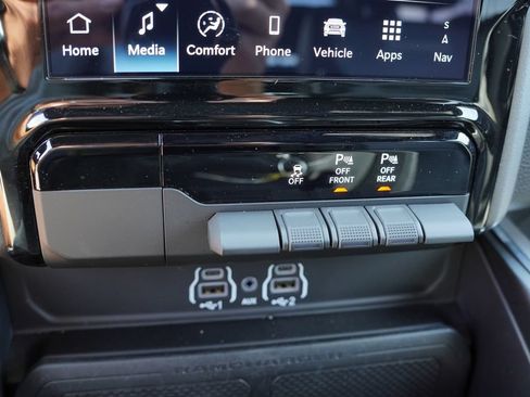 Certified 2025 RAM 1500 Laramie AWD/4WD image 30