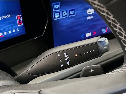 Used 2025 Chevrolet Traverse LT image 25