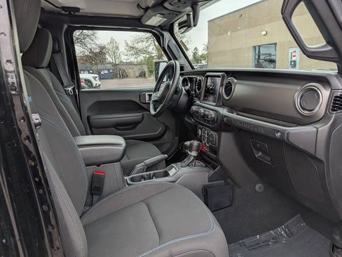 Used 2022 Jeep Wrangler Unlimited Rubicon 4xe w/ Cold Weather Group AWD/4WD image 18