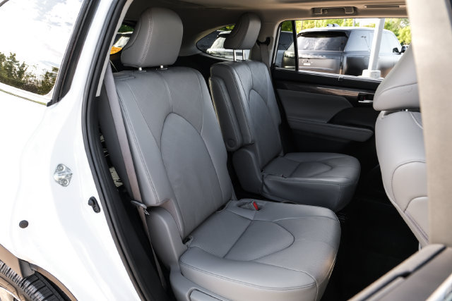 Used 2023 Toyota Highlander Platinum FWD image 41