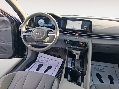 Used 2023 Hyundai Elantra SEL w/ Convenience Package FWD image 11