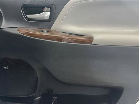 Used 2017 Toyota Sienna Limited Premium AWD/4WD image 11
