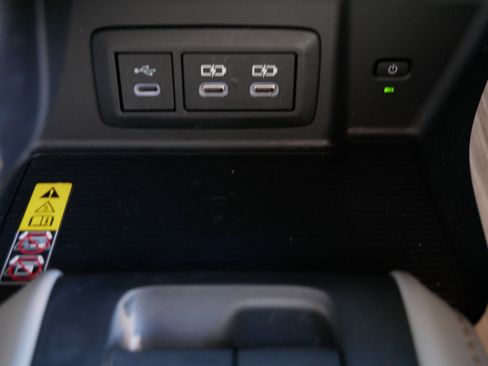 Used 2024 Toyota Venza Limited image 28