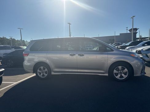 Used 2020 Toyota Sienna L image 2