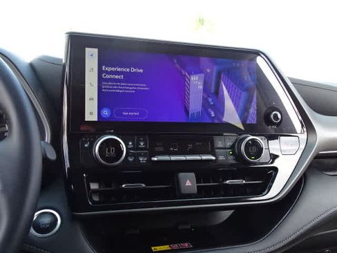 Used 2025 Toyota Highlander XLE FWD image 29
