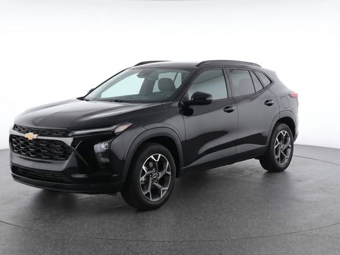 Used 2025 Chevrolet Trax LT w/ LT Convenience Package FWD image 3