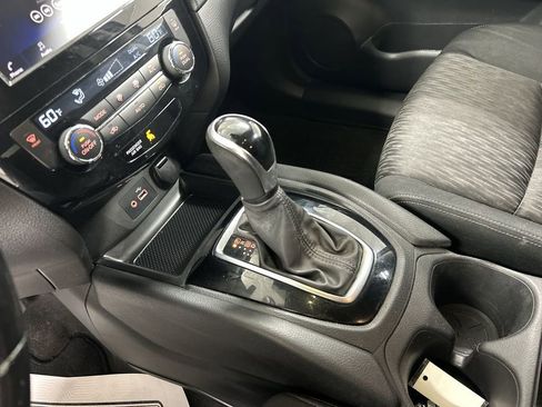 Used 2020 Nissan Rogue SV image 17