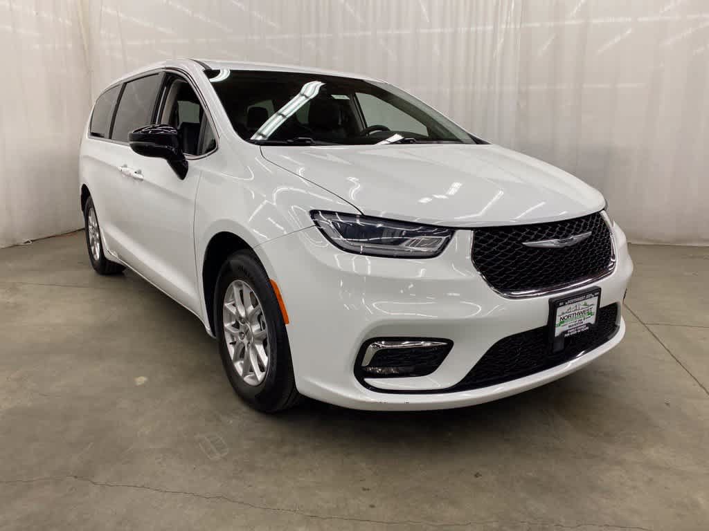 Used 2024 Chrysler Pacifica Touring-L FWD image 9