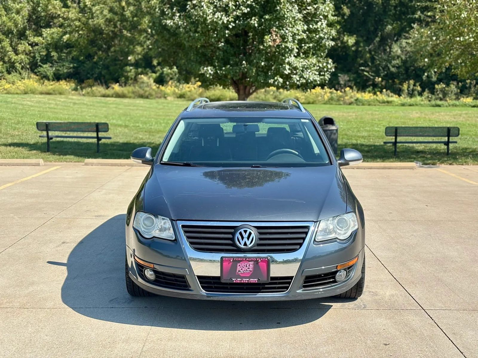 Used 2010 Volkswagen Passat Komfort FWD image 2