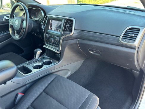 Used 2020 Jeep Grand Cherokee Laredo RWD image 29