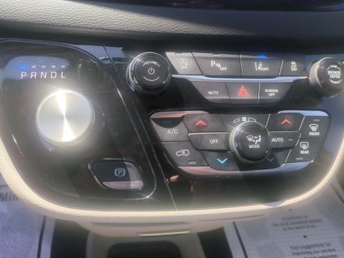 Used 2024 Chrysler Pacifica Touring-L FWD image 21
