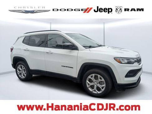 Used 2024 Jeep Compass Latitude AWD/4WD image 1