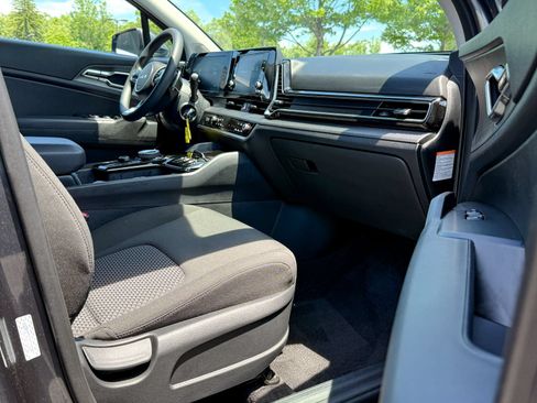 Certified 2025 Kia Sportage LX AWD/4WD image 12