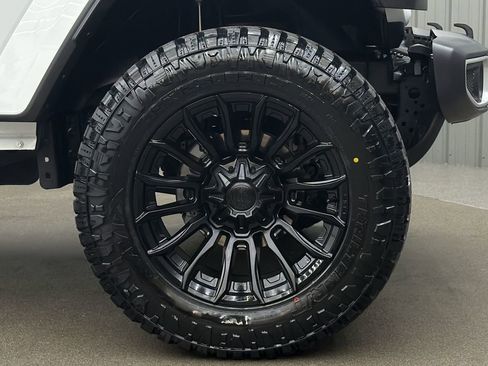 Used 2025 Jeep Wrangler Unlimited Sahara w/ Safety Group image 9