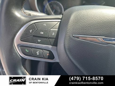 Used 2017 Chrysler Pacifica Touring-L FWD image 23