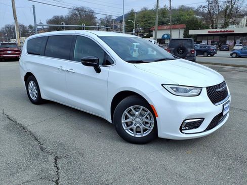 New 2026 Chrysler Pacifica Select image 2