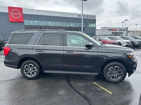 Used 2024 Ford Expedition XLT AWD/4WD image 12