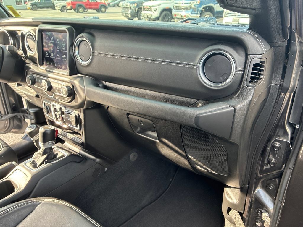 Used 2023 Jeep Gladiator Overland w/ Cold Weather Group AWD/4WD image 28