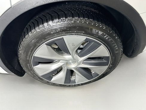 Used 2021 Tesla Model Y Long Range image 11