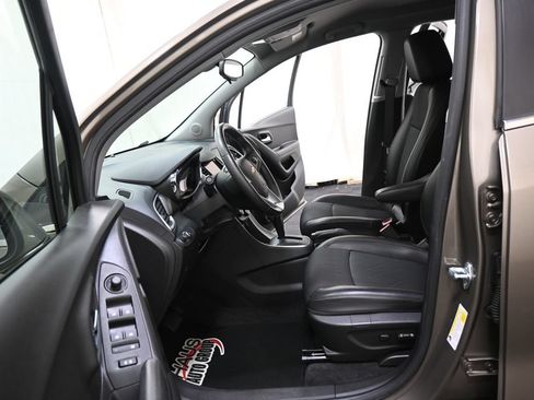 Used 2020 Chevrolet Trax LT w/ Driver Confidence Package FWD image 8