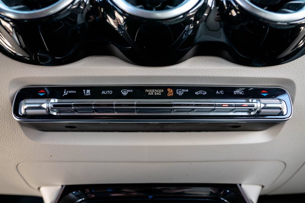Used 2026 Mercedes-Benz GLB 250 4MATIC image 28