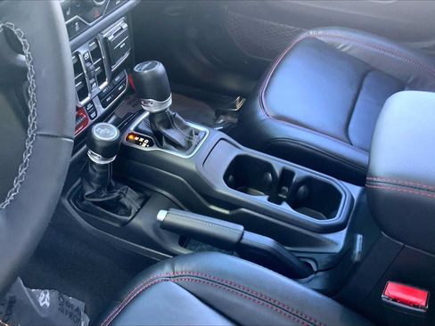 Used 2025 Jeep Gladiator Rubicon w/ Convenience Group AWD/4WD image 17
