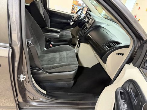 Used 2019 Dodge Grand Caravan SE w/ Rear Park Assist Package FWD image 35