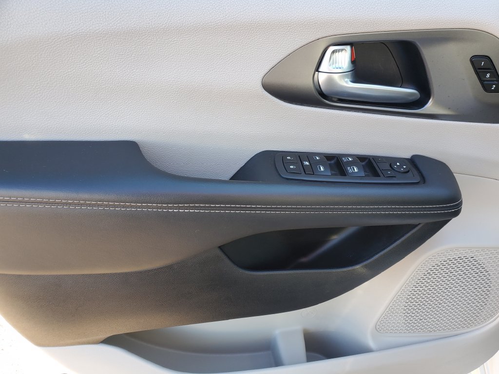 Used 2023 Chrysler Pacifica Touring-L FWD image 18