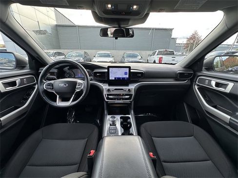 Certified 2022 Ford Explorer XLT image 3