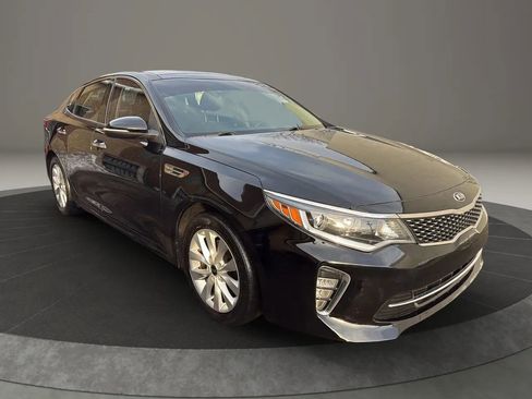 Used 2018 Kia Optima S w/ Panoramic Sunroof Package image 3