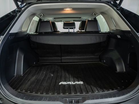 Used 2021 Toyota RAV4 XLE Premium image 8