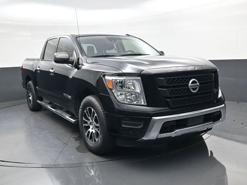 Used 2021 Nissan Titan SV w/ SV Convenience Package image 2
