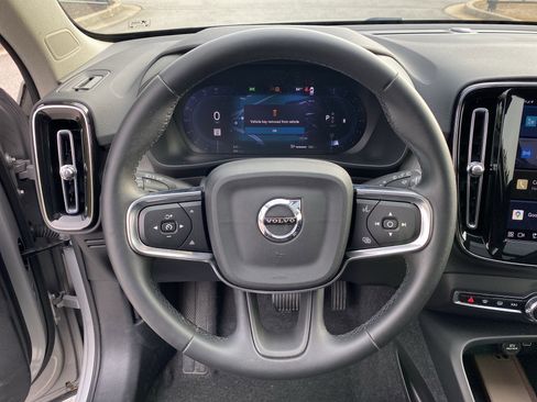 Used 2025 Volvo XC40 B5 Core image 10