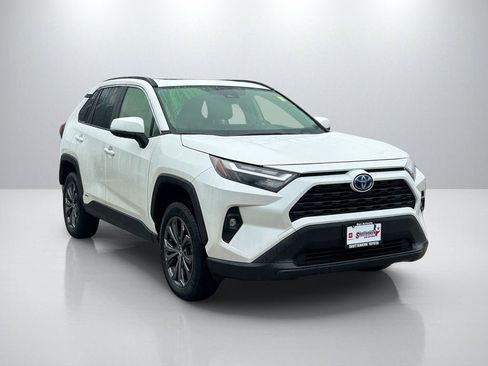 Used 2022 Toyota RAV4 XLE Premium image 3