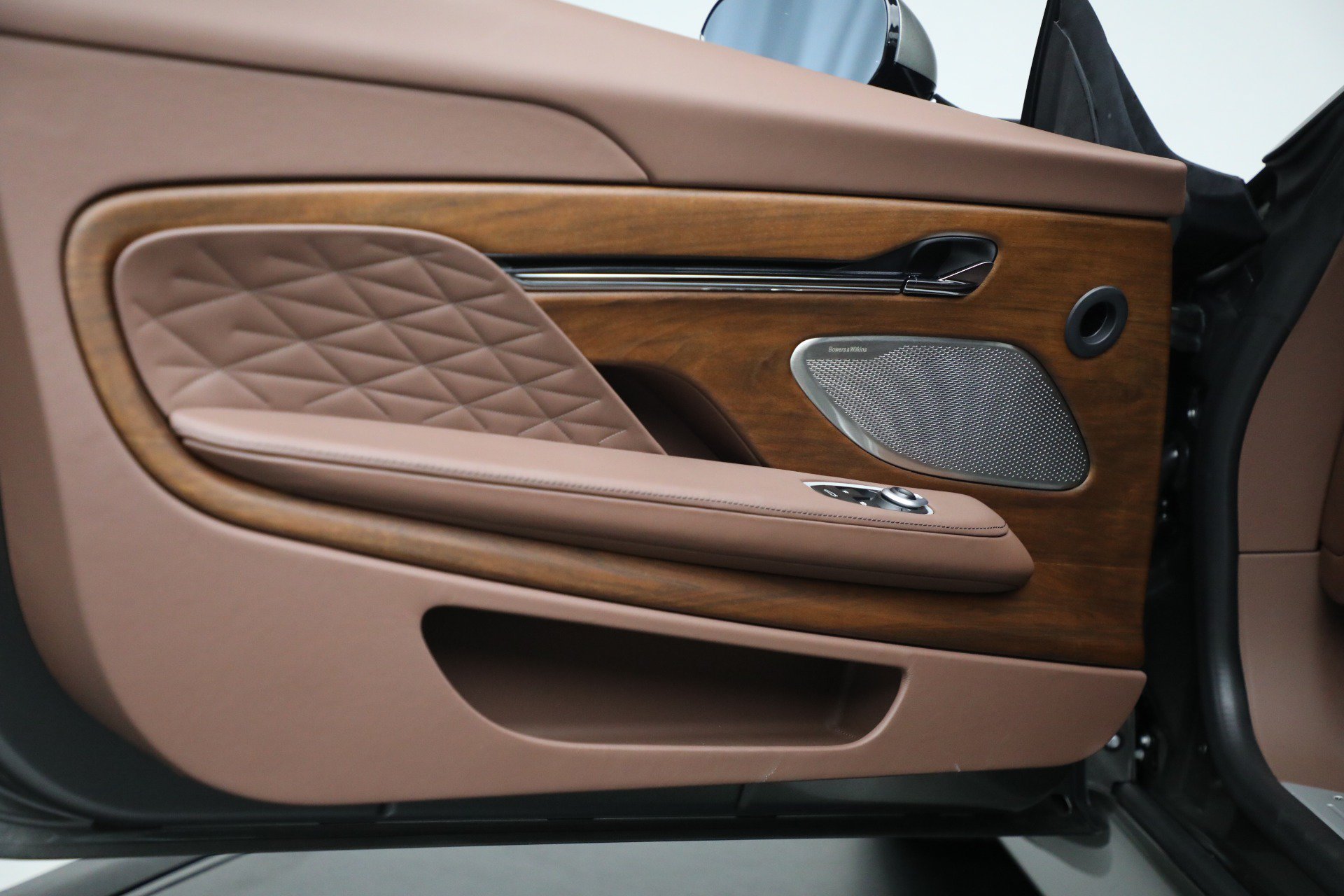 Used 2025 Aston Martin DB12 Coupe RWD image 13