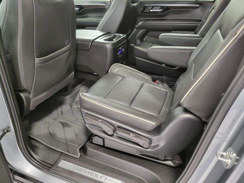 Used 2025 Chevrolet Suburban Premier image 21